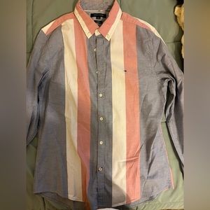 Mens Tommy Hilfiger button down long sleeve. Size med, lightly worn.